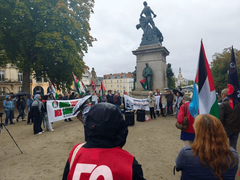 LFI_44's tweet photo. 🔴 Très belle mobilisation ce soir pour commémorer les 3 ans de génocide en Palestine.

Hommage au peuple palestinien ! ✊
Honte à la connivence de notre gouvernement avec celui d'Israël ! Pas d'armes pour Ies génocidaires ! https://t.co/CkzSFCdJFG