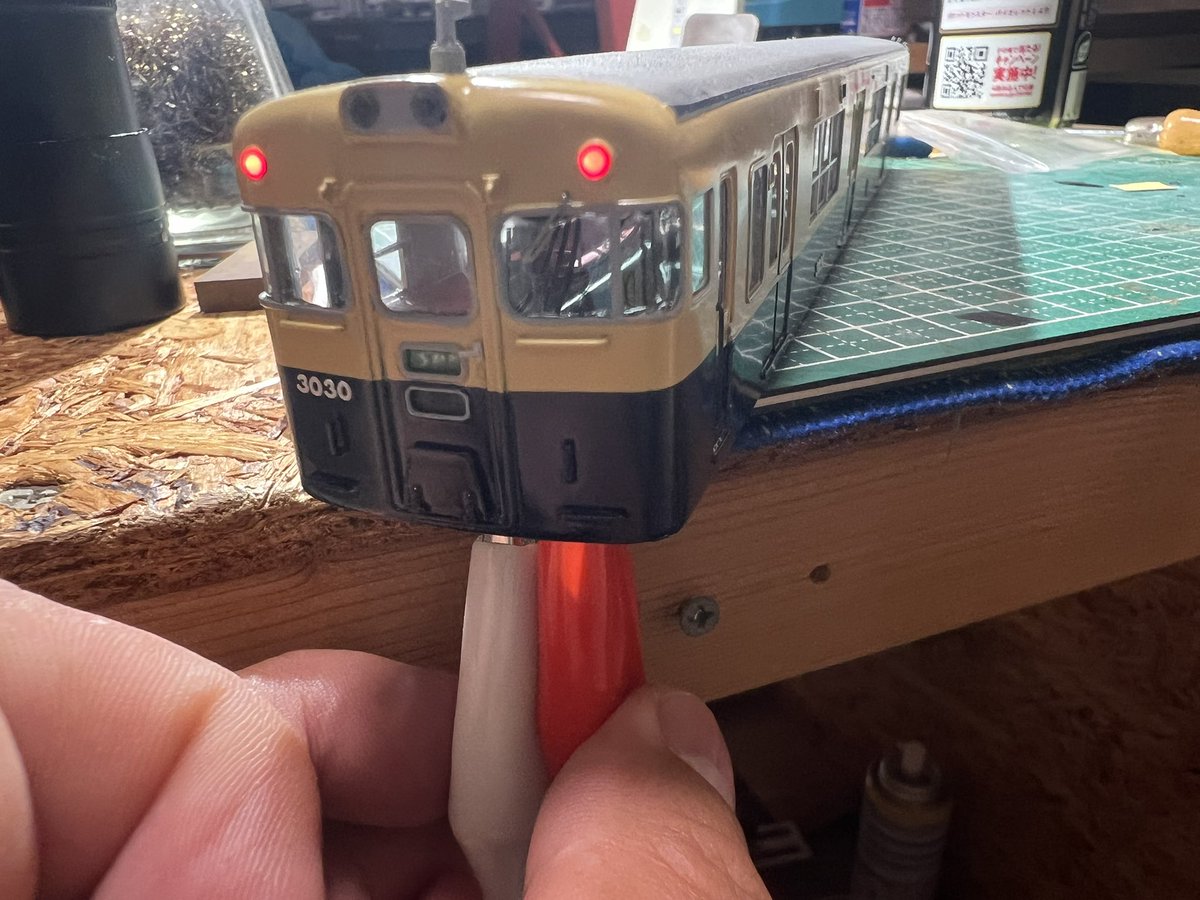 cndgwks's tweet photo. 16番山陽3000系製作記27
おはようございます😃
先頭車の電装作業中です。車体の補強板が大きくし過ぎてLEDの仕込みに苦戦してましたが、どうにか点灯化できました💡
次は床板の集電に取り掛かる所ですが、この連休は地区のお祭りの役員仕事で休工です😢 https://t.co/511YniNkak