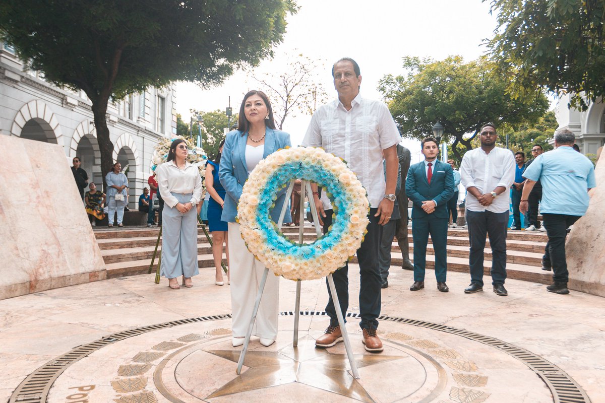 SofiaEspinRC's tweet photo. Caminando con paso firme por la historia y el futuro de Guayaquil. Ofrenda floral y encuentro ciudadano en el corazón de nuestra identidad. 💐��️

¡Que viva Guayaquil, libre y altiva! ❤️💙

#GuayaquilVencerá #GuayasVencerá https://t.co/ks1qLCoGLi