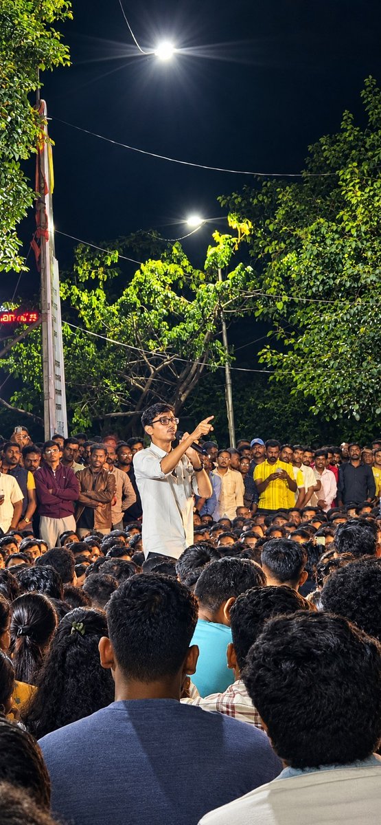 mpscaspirantt's tweet photo. MPSC आंदोलन पुणे, दिवस नववा 💯✊
विवेकानंद पाटील रात्रीं 1 वाजता Live..🔥💯✅

तुफान गर्दी ✅ तुफान प्रतिसाद 🫡

सर्वांचा एकच अट्टाहास आहे.. राजीनामा राजीनामा राजीनामा..✅💯

#MPSC_विद्यार्थी_सत्याग्रह #MPSCआंदोलन #mpscगटब2025 #आंदोलन #Pune #vivekanadpatil https://t.co/wDVldIuym4