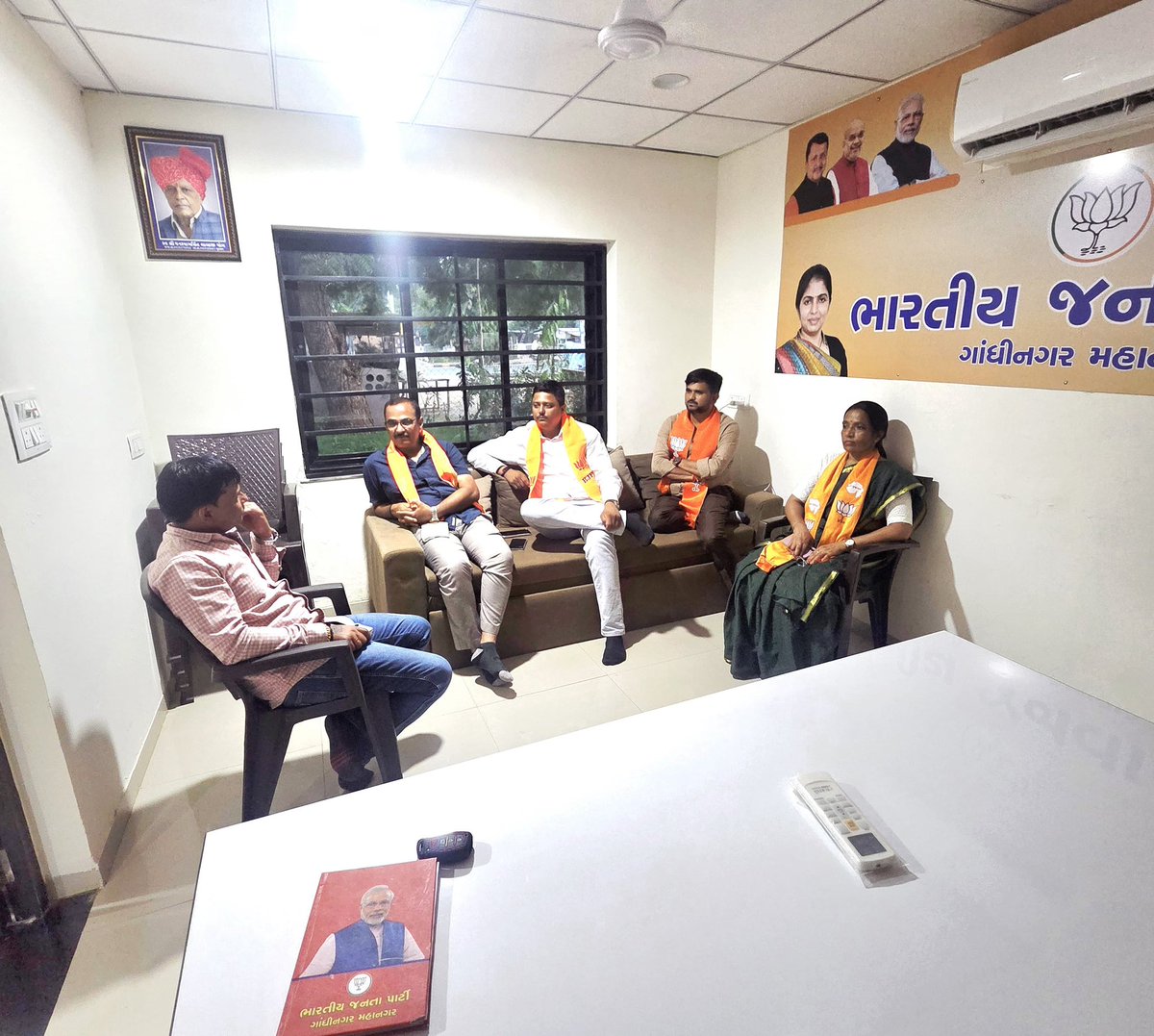 imitprajapati's tweet photo. આજરોજ ગાંધીનગર મહાનગરના વોર્ડ નંબર 6 માં કાર્યકર્તાઓ સાથે બેઠક યોજી તેમની સાથે આગામી સ્થાનિક સ્વરાજની ચૂંટણી અન્વયે પ્રચાર અર્થે ચર્ચા કરી. 

આ અવસરે શક્તિકેન્દ્રનું સ્થળ નિરીક્ષણ પણ કર્યું. https://t.co/xy1gdlK6CP