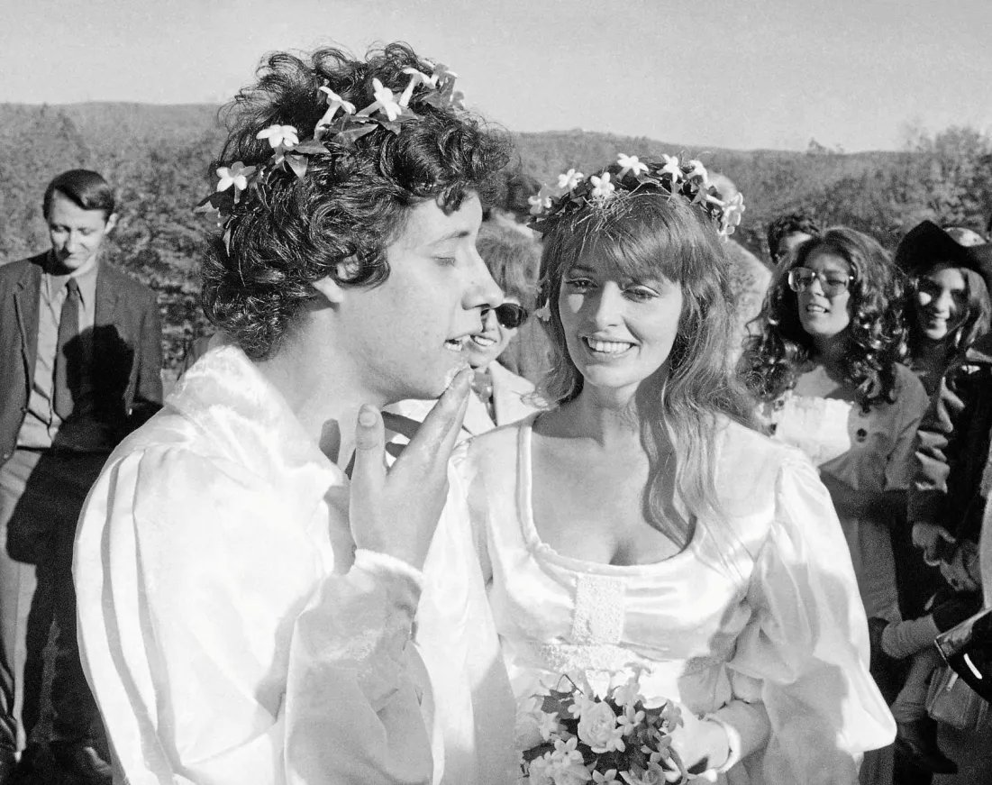 Howodd69's tweet photo. Today in 1969, singer-songwriter Arlo Guthrie (22) wed Jackie Hyde (25) at his farm in Washington, Massachusetts.  They had 4 children. The marriage lasted 43 years until she passed away in 2012 at age 68 from inoperable liver cancer, 5 days after their 43rd wedding anniversary. https://t.co/UyXYO2WGfx