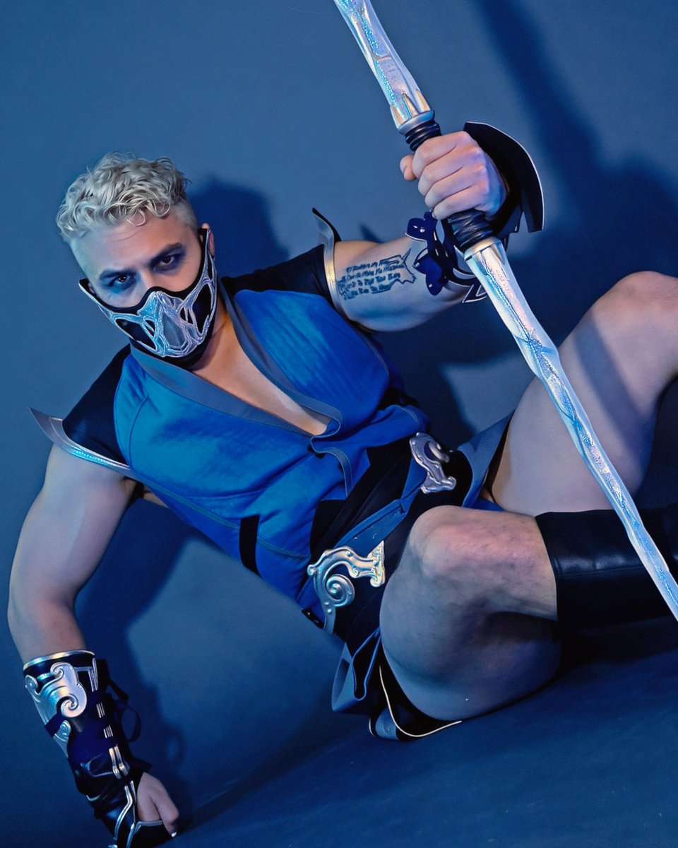 carlosgzz03's tweet photo. Day 9 of 31 days of Halloween 🎃. 
..
My ❄️ FROST ❄️ &amp; lin kuei Cosplay 👀
From #Mortalkombat 💥💪
.
.
.
.
#halloweencostume https://t.co/sxZ8Jgp5Hg
