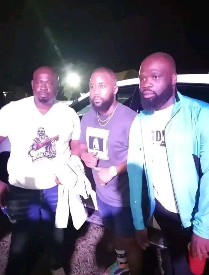 PontshoX4's tweet photo. Ba lwešitše ke Nyovest batho ba. https://t.co/wVE7I19Gd4