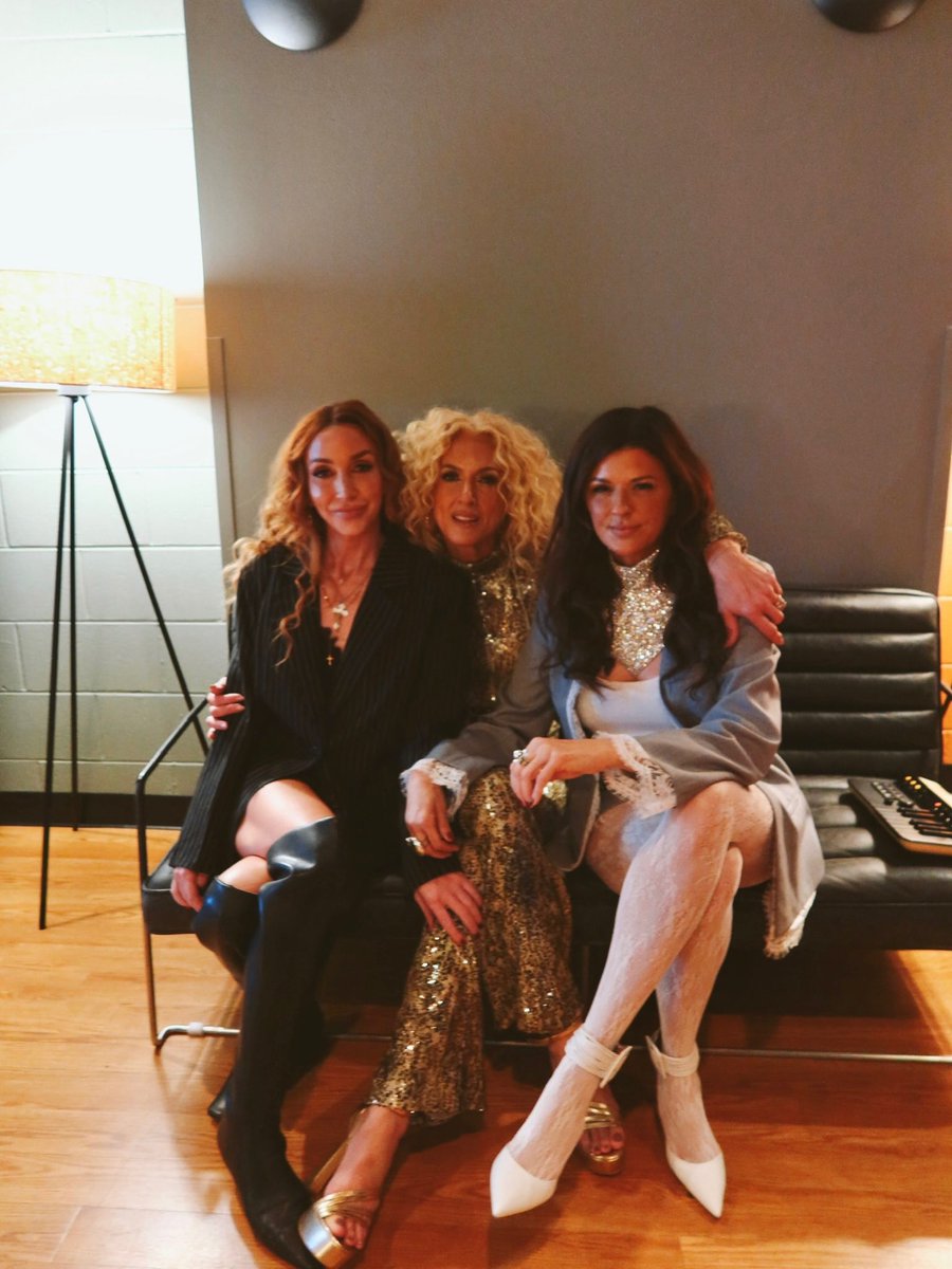 ohgussie's tweet photo. Louisville and Milwaukee, you were too good to us! ✨ Another weekend of the For The Art Of It Tour is already underway! Who’s coming?! https://t.co/qNPhHEibpY