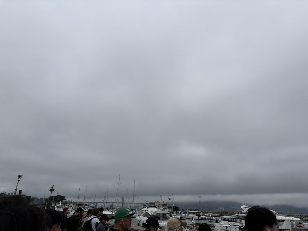 Suginami_etc's tweet photo. サンフランシスコのFleet weekでMarina greenに来ている。右にアルカトラズ、左にゴールデンゲートブリッジ。

肝心の航空ショーは今の所、音しか聞こえない😝 https://t.co/ypr3OTkkYy