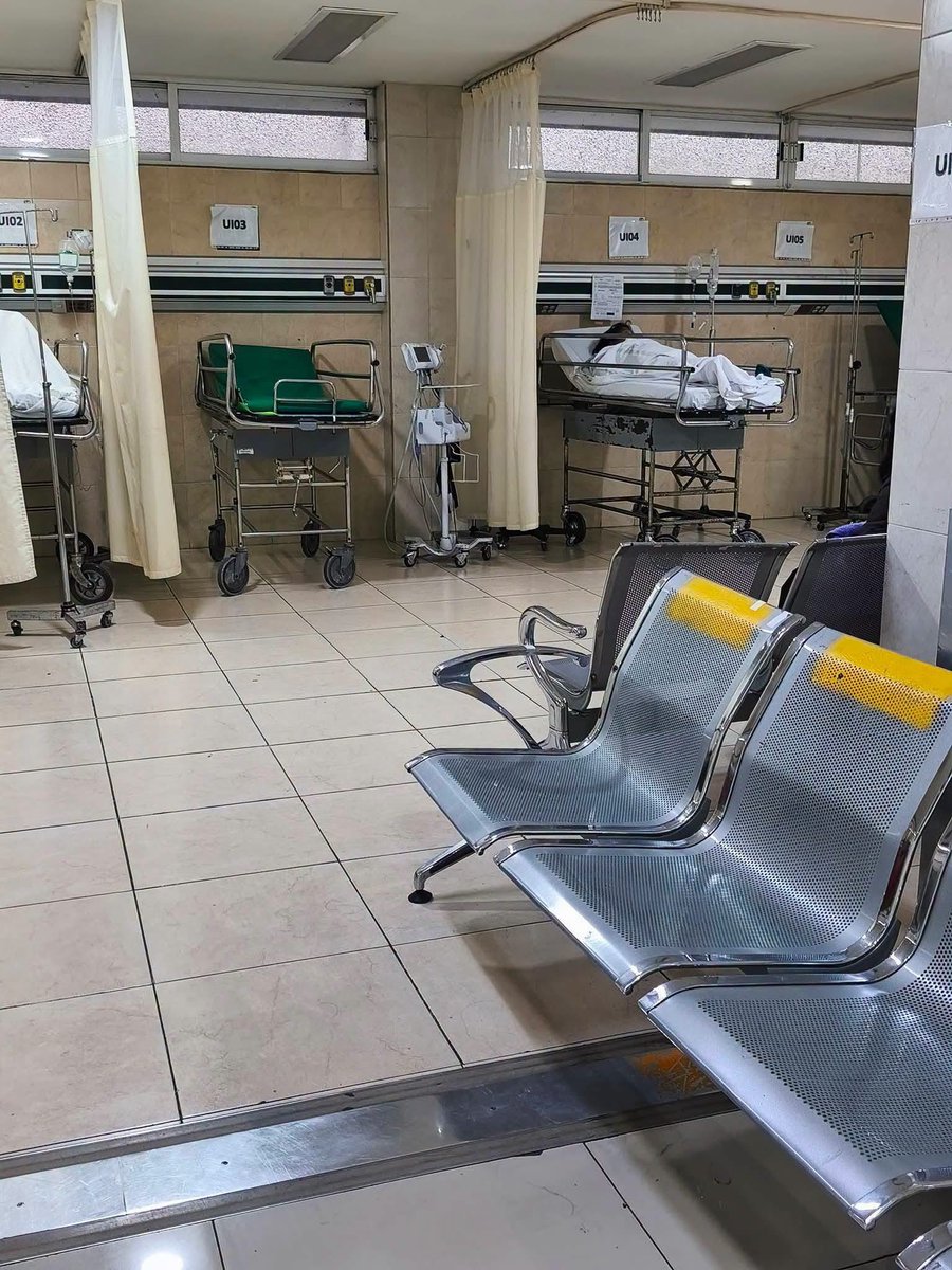 VigiaCiudadano7's tweet photo. 💥 TRABAJADORES IMSS EN LUCHA...

Por qué estamos protestando? Porque cuando hay supervisión, los hospitales están vacíos, hay medicamento y material, y un día normal? Hay pacientes en sillas por más de 3 dias, no hay camillas, no hay llaves, jeringas, analgésicos, etc, no hay personal, vemos más pacientes de nuestros indicadores ideales para dar una buena atención ( deben ser revisados por el sindicato, por qué ellos nos "apoyan", Pero en años no se ha hecho), no sirve el mobiliario, y muchas veces de nuestro sueldo, compramos BAUMANÓMETROS, TERMÓMETROS, OXIMETROS, MEMBRETES, TRANSPORE, PLUMAS ETC.  

Y nos aumentan 2.9%? Ganamos menos que el salario mínimo diario, estamos cansados de que sea lo mismo, que los altos mandos no den la cara, que nos maltraten los pacientes, porque somos quienes los atendemos, mientras ellos encerrados en sus oficinas dando informes "fantasma"... Peleamos por ti derechohabiente, que piensas que es nuestra culpa estar de malas o cansados, por ti compañero apático que nos llamas traídor, si ésto se logra, también te vas a beneficiar, , estamos contigo compañer@ 08, 02, Y aunque no lo parezca, también estamos con l@s jefes que tratan de ayudarnos a solucionar un poquito para nuestros pacientes. Hay amor a la profesion claro que SÍ!!, pero el SAT ni el AFORE reciben amor como pago ...