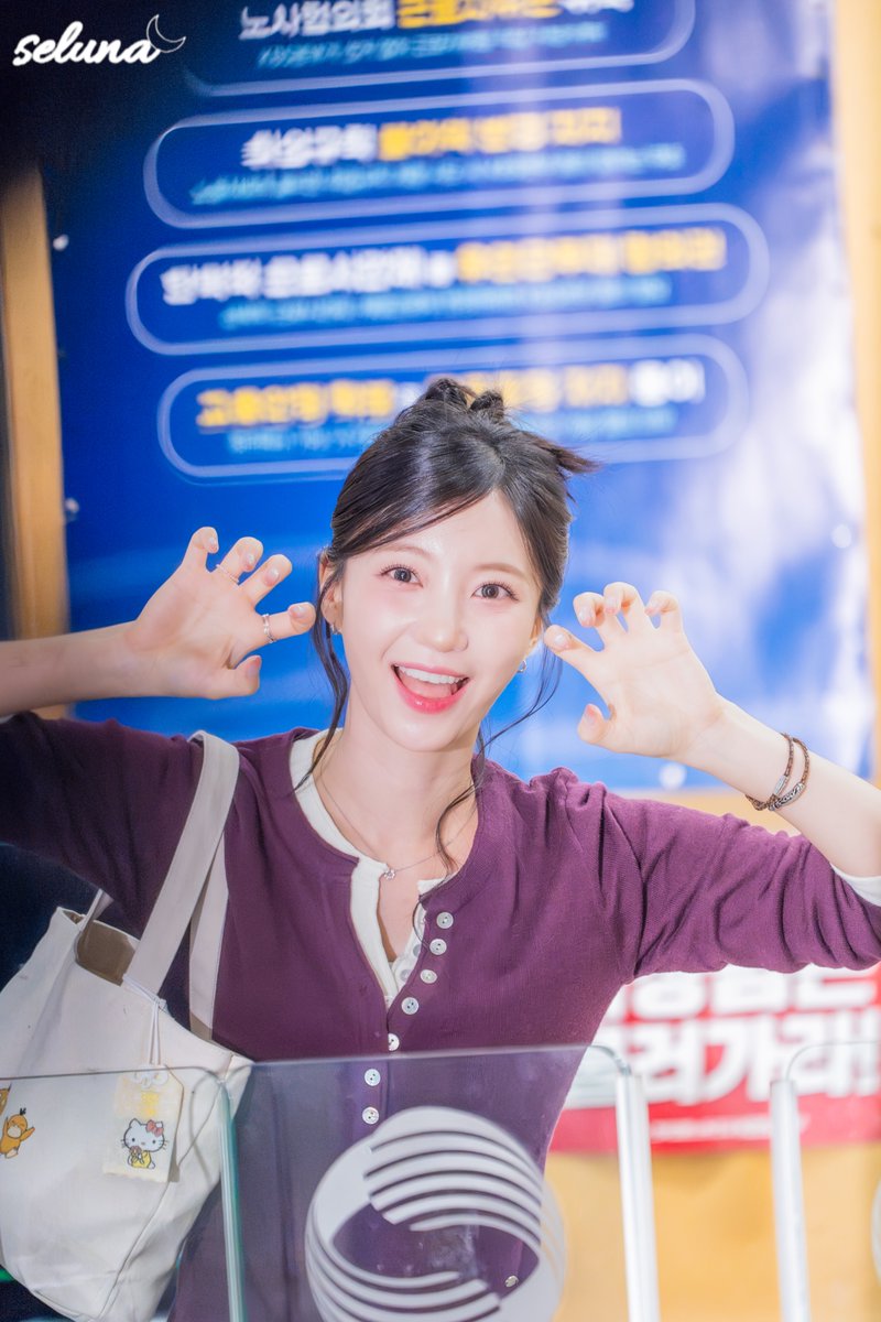 omg_hmysya's tweet photo. 261009 이슈픽 쌤과 함께 유빈

크앙🐱 넘모 귀여워🫠💖

#오마이걸 #OHMYGIRL #유빈 #YUBIN https://t.co/QcqMscrWW6