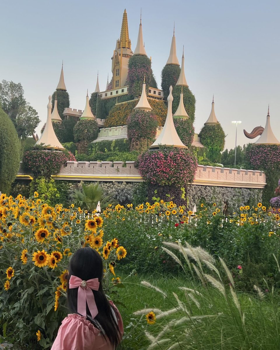 oguzelbasi's tweet photo. Step into an enchanted garden where fairy tales come to life at Dubai Miracle Garden. https://t.co/JmzySUAZ9g