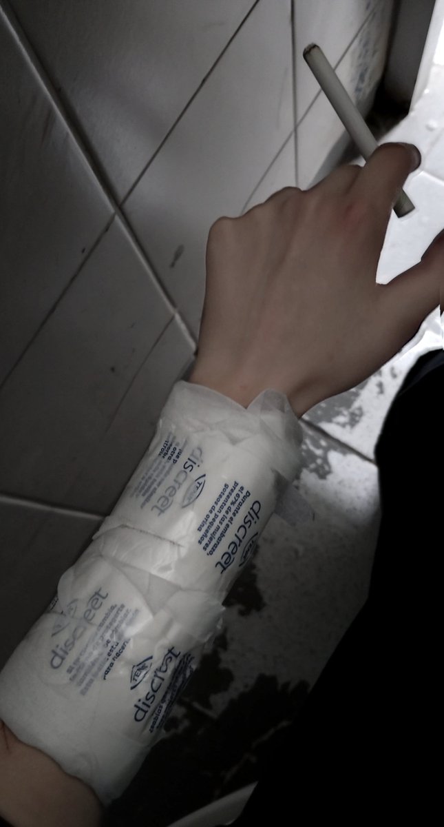 fingermme's tweet photo. competencia de weas ordinarias y mi contrincante soy yo fumando en el baño del liceo con un after care hecho a base de weas pal choro https://t.co/R8jVsxWiGd