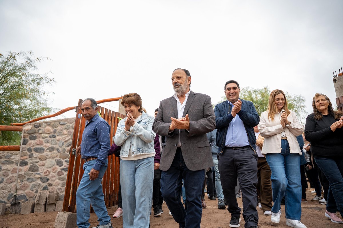 QuintelaRicardo's tweet photo. Cuando una comunidad se une por un bien común, se logran grandes cosas.
​Los vecinos y vecinas de Alcázar (Dpto. Ángel Vicente Peñaloza) hicieron realidad un sueño: hoy inauguramos oficialmente el camping “El Oasis”.

​Un espacio pensado para el encuentro y la recreación familiar, equipado con pileta, quinchos, canchas deportivas y juegos para los más chicos.

​Seguiremos acompañando este proyecto para que Alcázar y toda la zona tengan un lugar donde compartir y disfrutar.