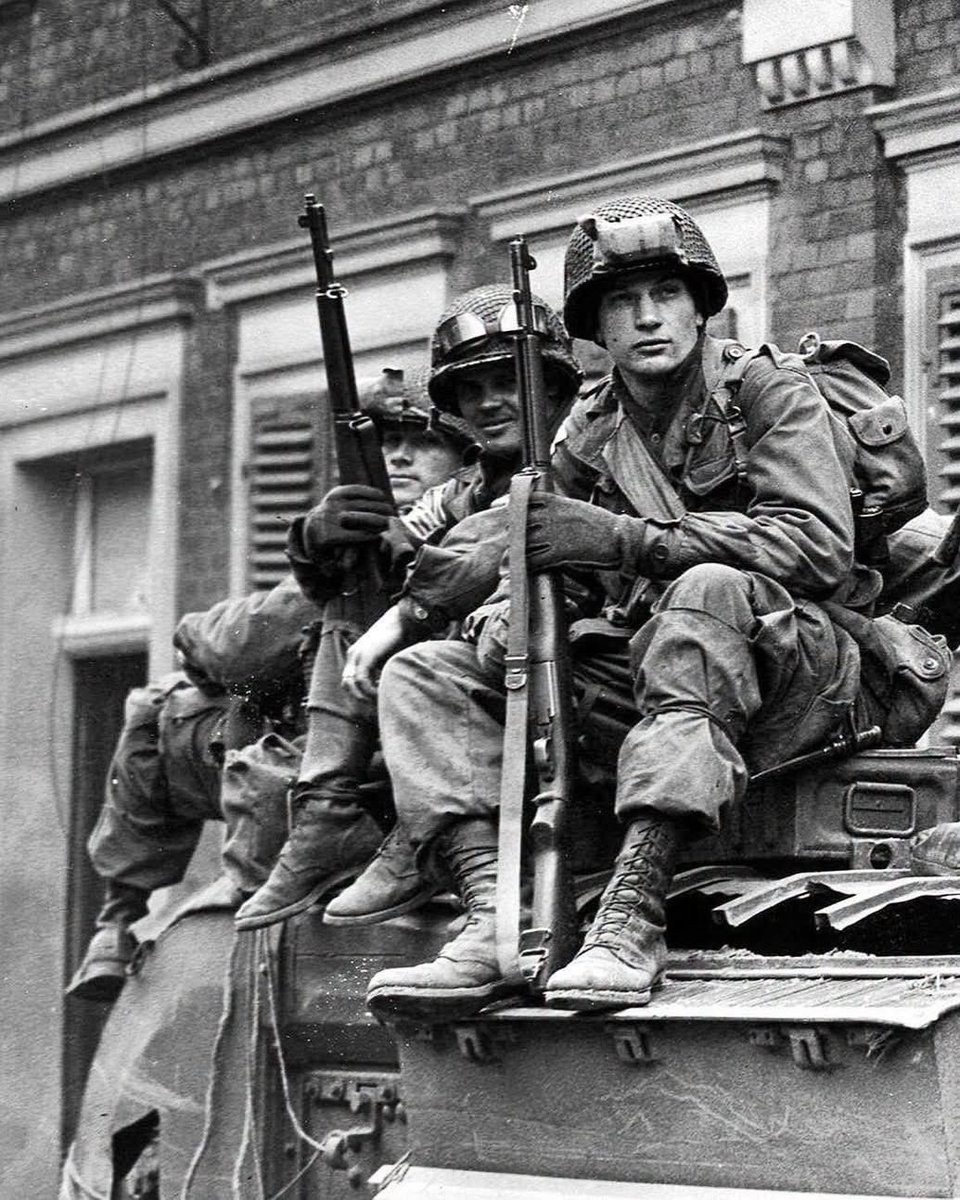 VoicesofWW2's tweet photo. American paratroopers of the U.S. 17th Airborne Division ride into Münster, Germany, on the back deck of a British Churchill tank, 1945. https://t.co/eZRFqlq1ch