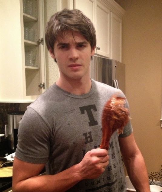 daenerysrhaego's tweet photo. @onedirectiom68 najbardziej znany chyba jako jeremy gilbert z TVD https://t.co/mr9DaSihv1