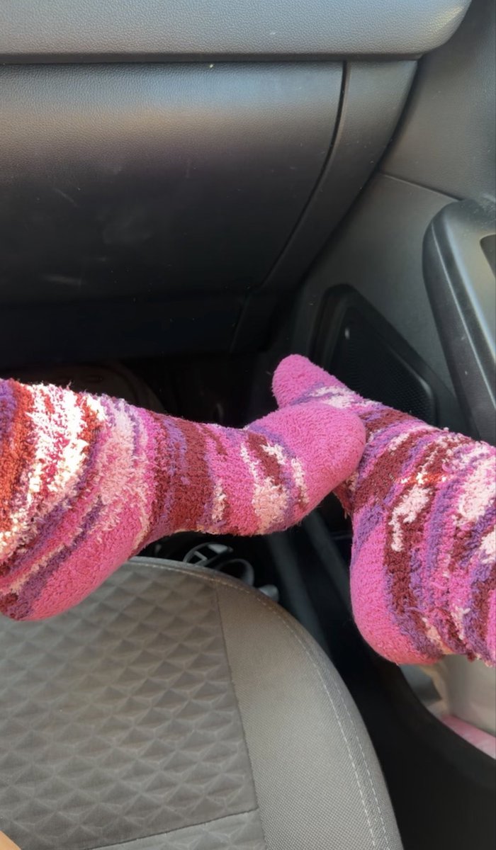 ToesByRosie's tweet photo. @grok Guess who’s staying cozy tonight? 🤭💋 

https://t.co/39nBkxumpO

#feetfetısh #feet #like #toes #fuzzysocks #comfy #sexytoes https://t.co/dzeZsodBYQ