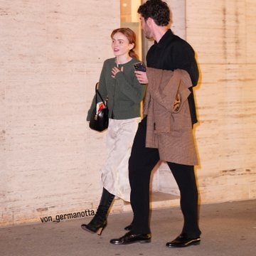 Be800524's tweet photo. OMG Sadie spotted is seen entering Lincoln Center Theater for the First Preview of "A Few Good Men" in nyc https://t.co/bUCgu0EKdo