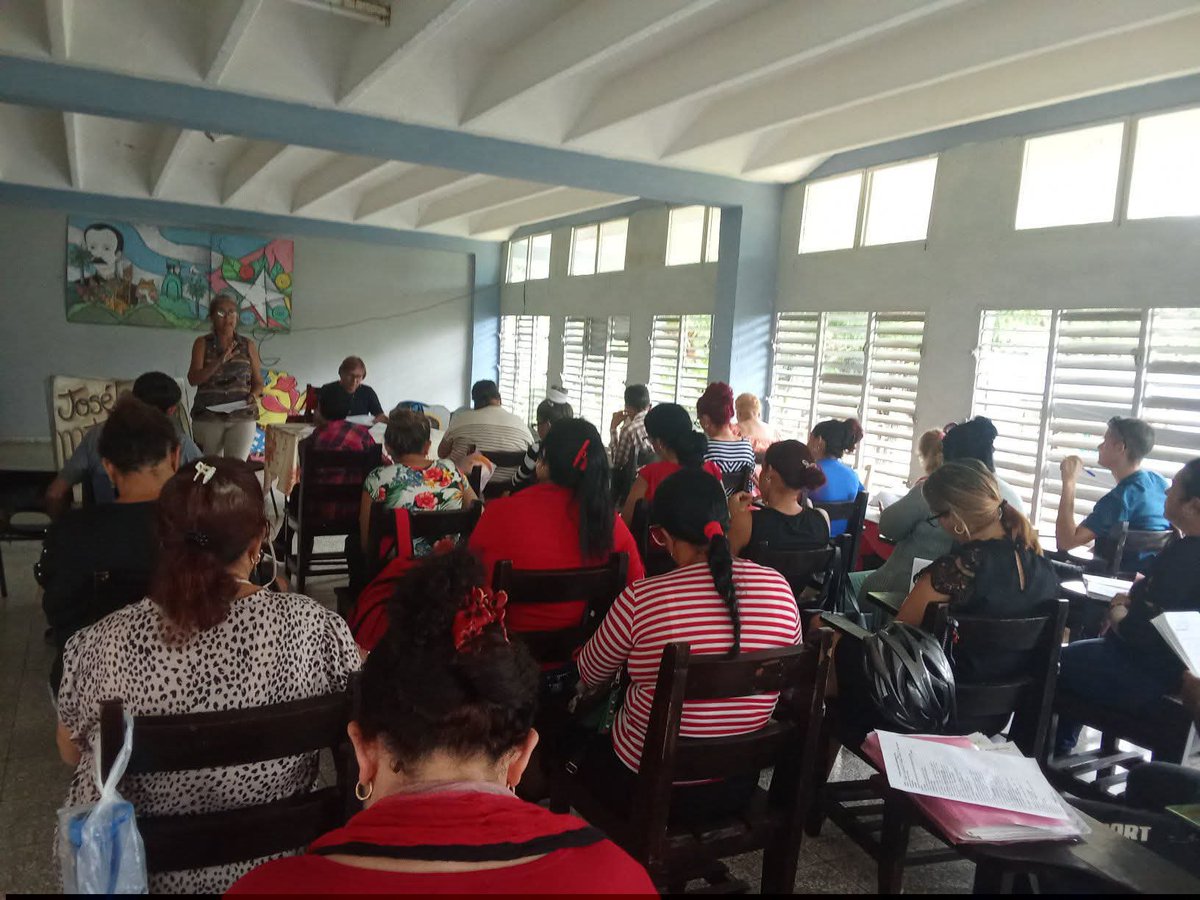 Liudmara78's tweet photo. Desde la dirección municipal de Educación en #SantoDomingo en #VillaClaraConTodos se evalúa el tema de las transformaciones económico-sociales, su verdadero desafío radica en la implementación efectiva. https://t.co/rubdBSNY09