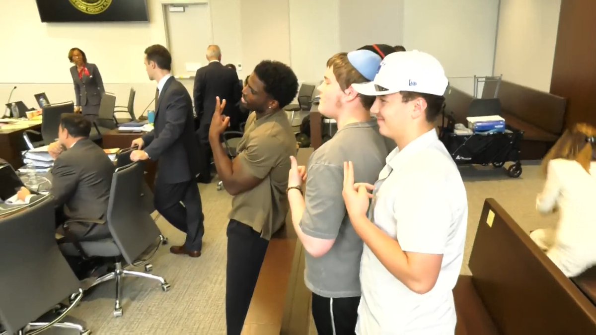 cathyrusson's tweet photo. Tyreek Hill taking a picture with some fans during a break in the trial. https://t.co/um3kWspVAC