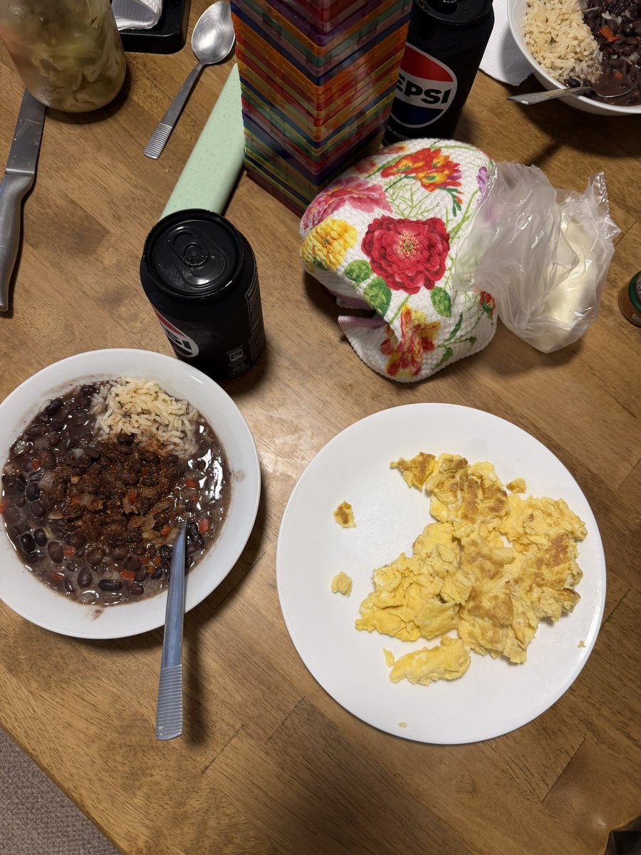 lesly_xr's tweet photo. Breakfast for lunchhhhh <3 https://t.co/1DCP3j4tcd