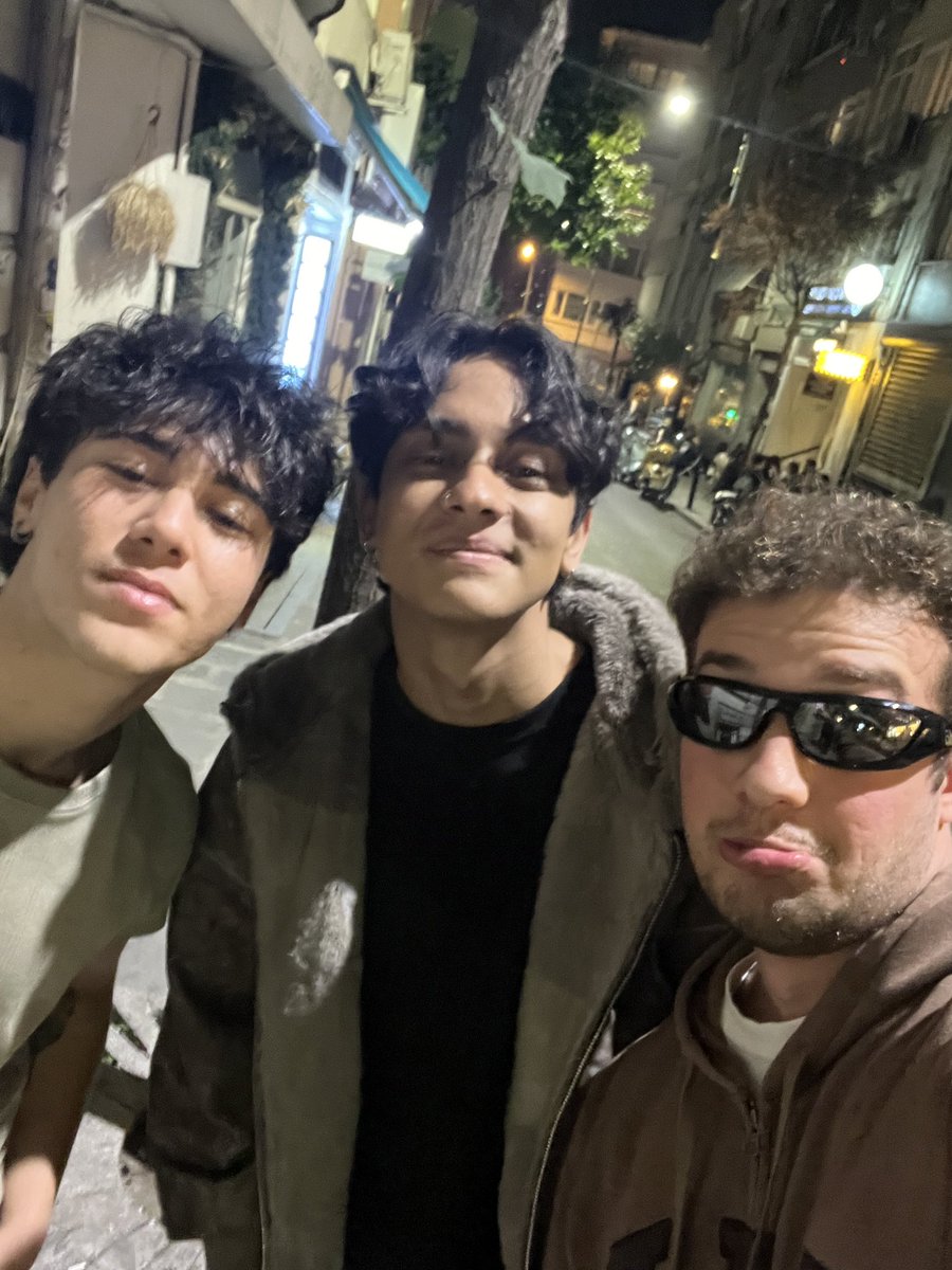 boyzinthepark's tweet photo. EN YAKIN ARKADAŞIM BENDEN 3dk İLERDE BEN ARKADAŞIMI BEKLERKEN AREFLE KARŞILAŞMIŞ TT VİDEOLARIMI GÖSTERMİŞ  EFE BİLİYORUM ZATEN DEMİŞ AĞLIYORUM https://t.co/XsqVRFV0aS