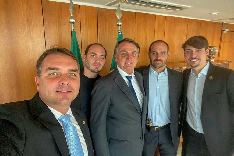 AntiEsquerda_67's tweet photo. O meu time é 100% Bolsonaro e não negocio com terceiros da direita.

Eu espero que nunca aconteça, mas qualquer um pode trair, mas a família do Presidente (Jair) Bolsonaro é humilde e super unida além de patriotas de verdades.

A Real é que Ana Campagnolo queria ser senadora! https://t.co/9i4S1dSwjs