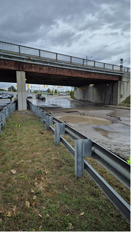 RiverWardRiley's tweet photo. Watermain break, Riverside Drive, north/eastbound, under the Via Rail bridge (just north of the Canada Post distribution facility)

Riverside is closed to traffic in both directions.  Southbound lanes on Riverside will reopen later this afternoon, depending on repair progress. https://t.co/xj778PW43e