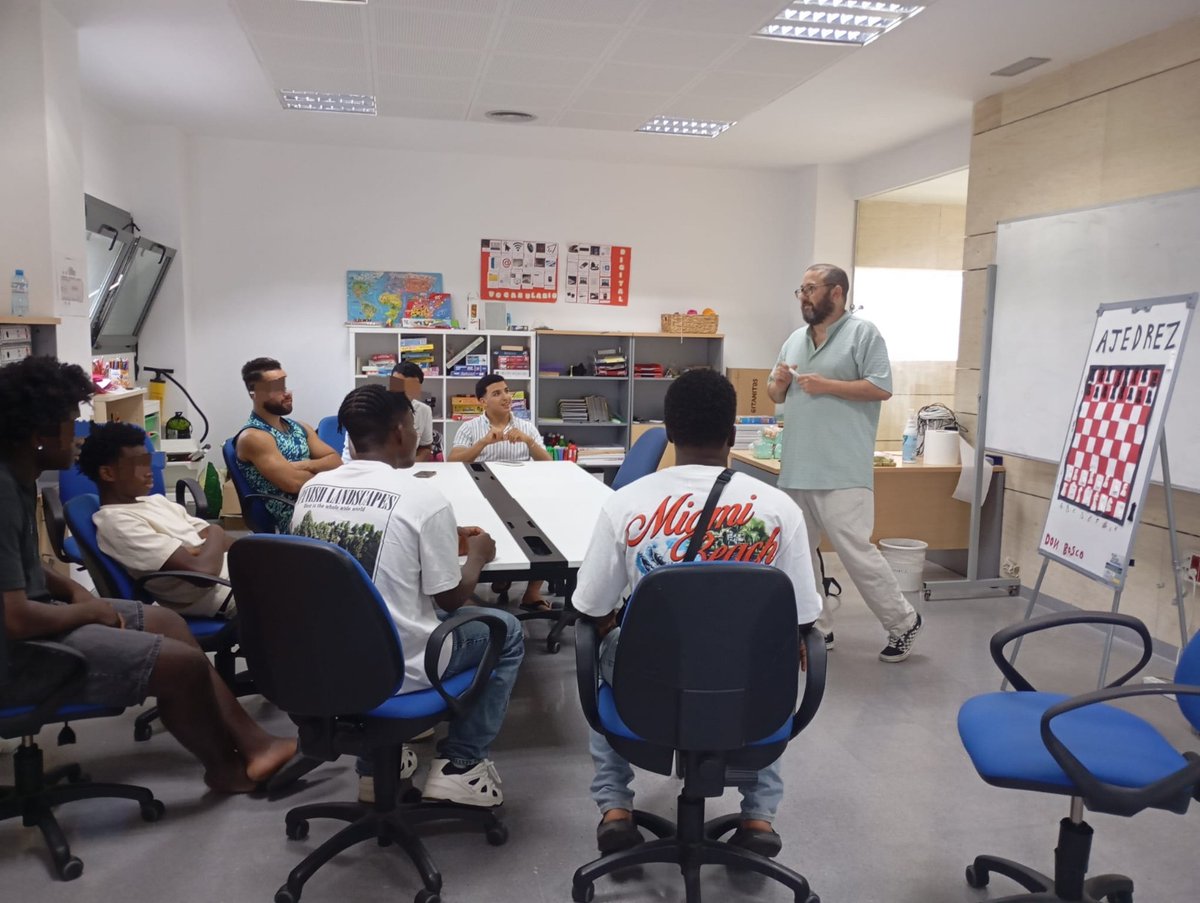 funddonbosco's tweet photo. ♟️ ¡Aprendemos jugando y creando! 🤝✨

Los y las participantes del Proyecto Itinerario Tecnosocial que la @funddonbosco desarrolla en Huelva, aprenden estrategia y respeto con este gran juego que es el ajedrez. https://t.co/shn9JiLxhu
