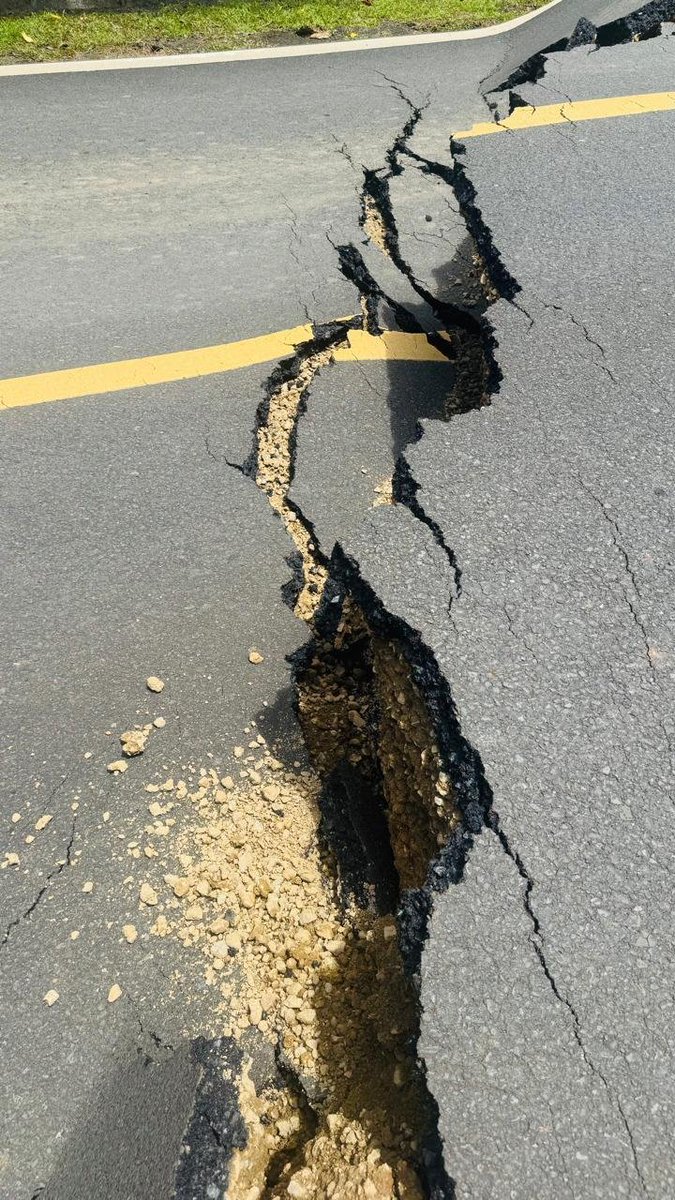 AlertaNews24's tweet photo. 🇵🇦 | M7,6 | URGENTE: Reportan daños en la vía de Torio, en el distrito de Mariato, Panamá. https://t.co/oVeqhUZxXq
