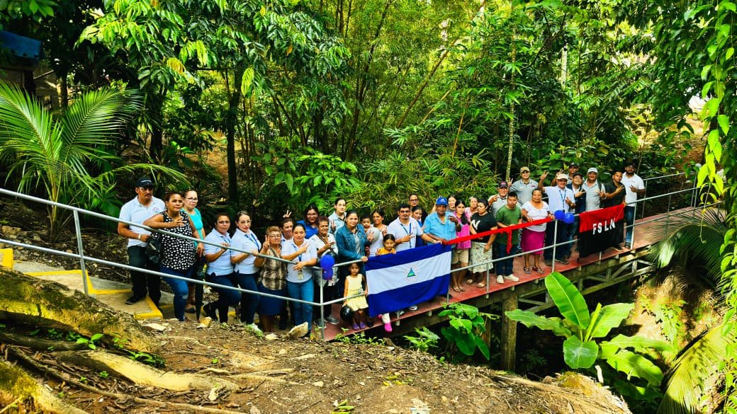 AdelanteSiempr_'s tweet photo. 🌉✨ ¡Más seguridad y mejores condiciones para nuestras familias!

La entrega del proyecto de mejoramiento del puente peatonal en el barrio Germán Pomares, sector 1, en Ciudad Rama, representa un avance importante para garantizar una circulación más segura. https://t.co/i9Iwqti1SS