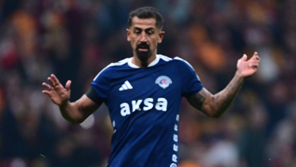 T24spor's tweet photo. 🔴 Sarı-kırmızılı taraftarların ıslıkladığı Kerem Demirbay'dan açıklama geldi: Yanlış anlaşıldım

📌 Galatasaray'ın arka arkaya 4 kez şampiyon olduğu dönem hakkında Demirbay, "Düşündüklerimi söylesem var ya, her yer çok büyük patlar. Dışarıdan göründüğü gibi değil" ifadelerini kullanmış, bu sözler üzerine kendisine yöneltilen "Nasıl?" sorusuna ise "Onu söyleyemem. Herkes yutuyor, inan bana" cevabını vermişti

⬇️ https://t.co/VpsQ5mgmEy

⬇️ https://t.co/ayjxuvzXpA