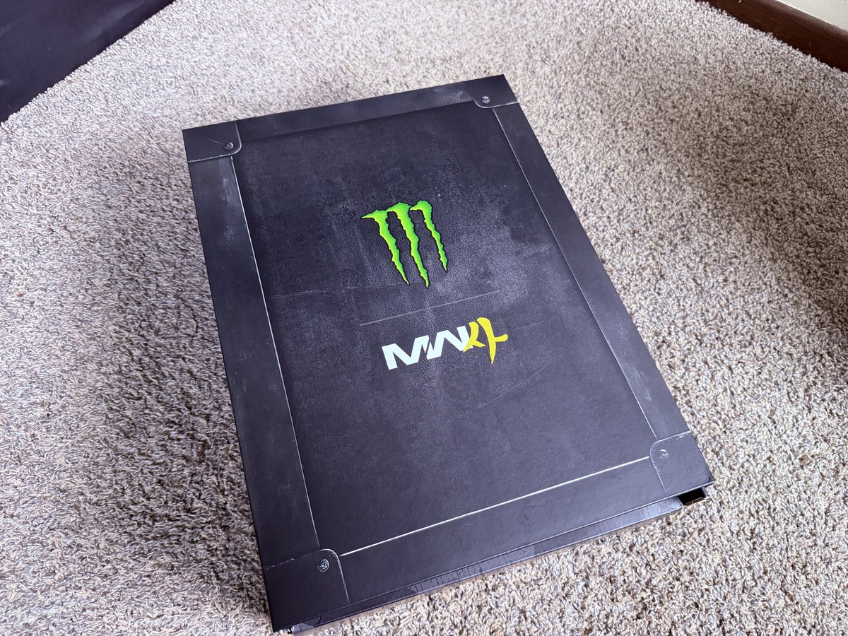 dkdynamite1's tweet photo. The MW4 x Monster Energy care package is INSANE 🤯

Special thanks to @MonsterGaming for the EXCLUSIVE Xbox controller and personalized hat! 

It’s going to be a VERY busy end of the month… #MW4 #MonsterEnergy https://t.co/Ag2FCsNMZU