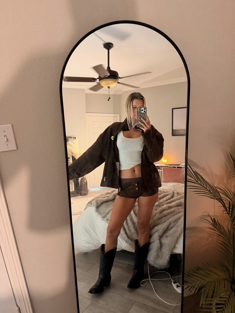 shelbylee_xoxo_'s tweet photo. How do we feel about Boots &amp; shorts? https://t.co/d2hVnQiMOJ