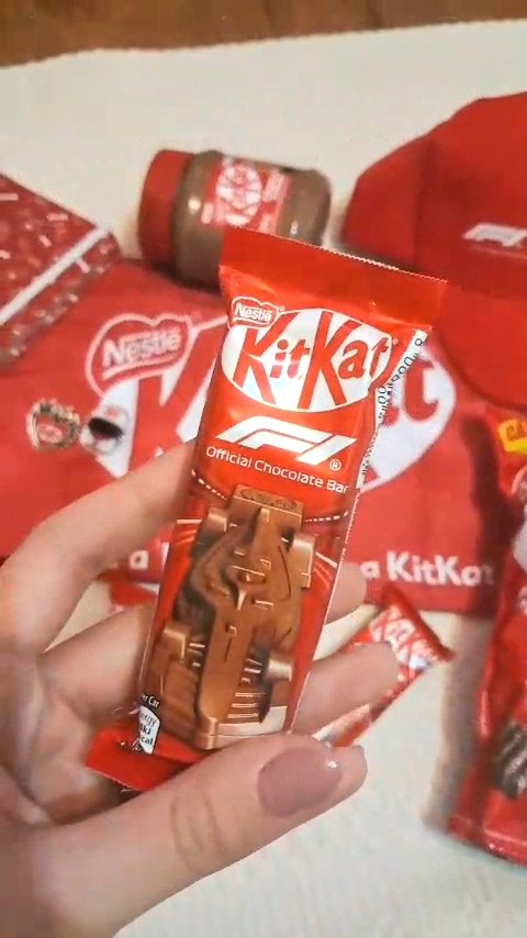 formulalau's tweet photo. 🚨🚨🚨🚨🚨 chegou um kit(kat) lindo lá em casa - e não, não é uma miragem: É ELE MESMO

O CARRINHO DA KITKAT 🥰🥰🥰🥰

e veio acompanhado de mais um monte de chocolate e vários mimos, dá um break aqui comigo e abre o fio pra ver tudo 👇🏻 https://t.co/YnntSBnnmr