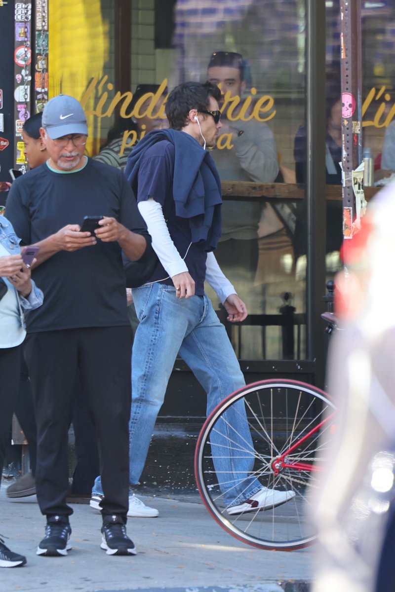 HSNBRMEDIA's tweet photo. 📸| Harry visto hoje andando pelas ruas de Nova York.✨ 09.10.2026 https://t.co/g8DSfo9UVh