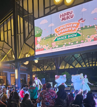 LaviniaAnclair's tweet photo. seru juga jumat malem tadi, 
anak2 kecil pada ikut joget sama boneka imut itu. mana dancernya atraktif banget ngajakin penonton. https://t.co/ynKp7G7wnj