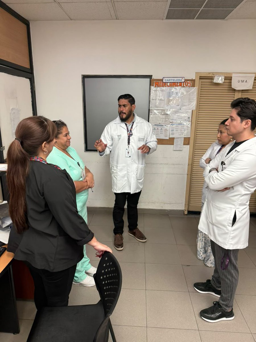 HUniversitarioG's tweet photo. 🏥💙 Nuestro compromiso no para.
Mgs. Juan Delgado, Director Asistencial junto al equipo de subdirectores realizaron recorrido, para constatar la atención, cuidado y acompañamiento a quienes más lo necesitan durante este feriado. #CompromisoConLaSalud #HUGContigo https://t.co/wGgpscSON4