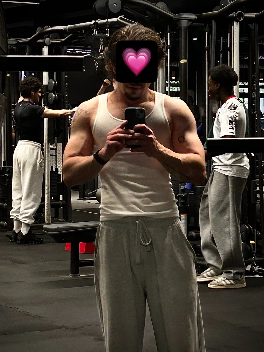 Geled__'s tweet photo. Need someone to hold my (waist) hand https://t.co/ovQjOoej2P