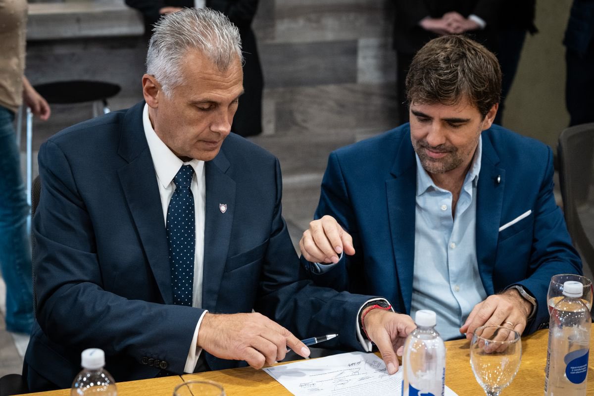 lea_alves's tweet photo. Los dirigentes de #SanLorenzo no pueden reunir el dinero para pagar los sueldos de los empleados. Están ofreciendo vales 100 mil pesos para aquellos empleados más necesitados.
No hay fecha de cobro para los haberes de los trabajadores https://t.co/JnaEc4AZSD