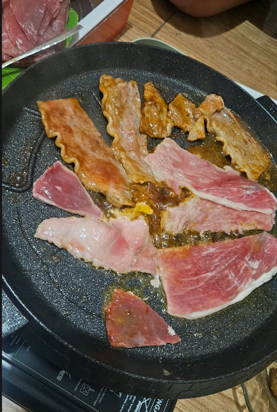Mediyansr's tweet photo. dah yang paling bener emang nge grill daging sendiri, lebih hemat. tinggal ke supermarket kalo ga mau repot, atau ke pasar minta dibikin slice ke abangnya.
soal makan all you can eat di resto, sesekali aja lah. https://t.co/WEgAkuSBJQ