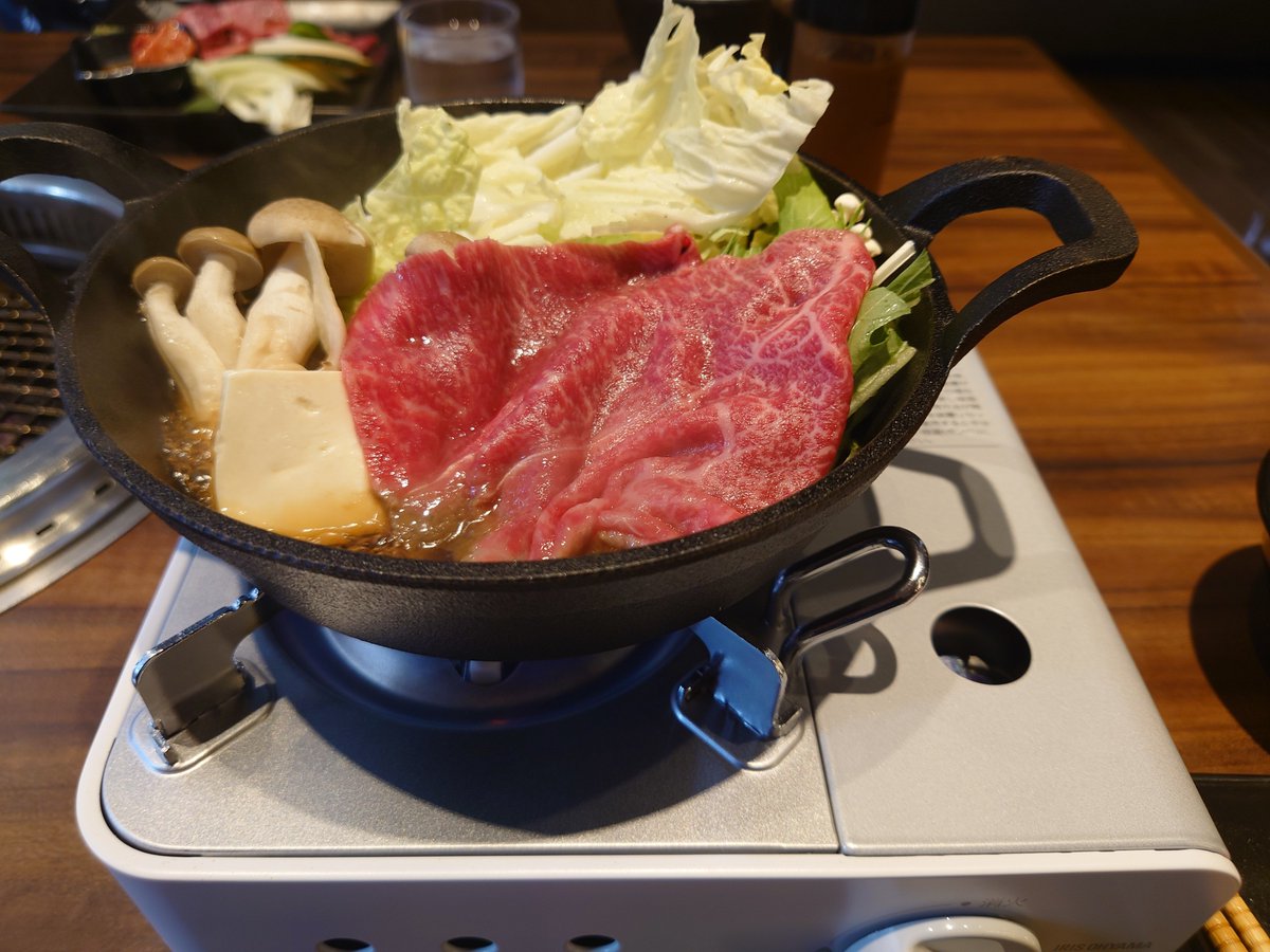 yuzuriha_mini's tweet photo. 佐世保クリテリウムの後は、会場内の焼肉屋さんで、佐賀牛のすき焼きを食しました！
うまぁぁぁぁ✧( ⸝⸝⸝ó⤚ò)
折角県外に出たからグルメも堪能しました(*ˊ꒳ˋ*) https://t.co/0ZyO8oXfAk