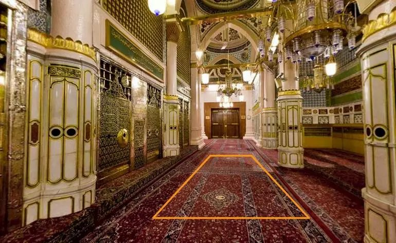 kayamerthasan_'s tweet photo. Mescid-i Nebevi’nin en çok ziyaret edilen yeri de kuşkusuz Hz.Muhammed’inﷺ kabridir. Aslında bu kabir Hz.Ayşe’nin(ra) eviydi ve alan da peygamberin evi olan kısımdı. Bu alanda tam kabrin bitişiğinde Hz.Ömer’in kızı ve peygamberin eşi olan Hz.Hafsa’nın (ra) evi vardı. https://t.co/VBtUW9DznT