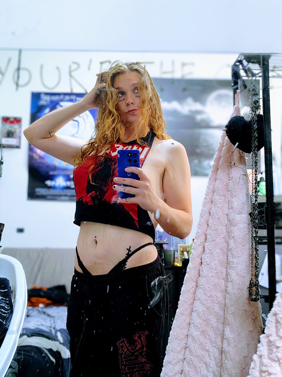 josiegraves138's tweet photo. Don't comment about my mirror https://t.co/7o7rO2qCG3