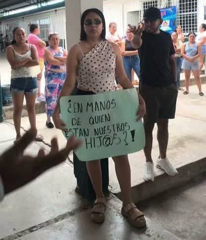 VctorCa07651147's tweet photo. Menudo lío está haciendo una madre de familia en Veracruz al demandar penalmente a un profesor porque éste dejó de tarea a sus alumnos que dibujaran el croquis de sus casas. “Karina” como se ha identificado ante los medios, dijo que llegará hasta las últimas consecuencias, ya que sostuvo el director sabe de lo que ella es capaz. 
El tema es que esa tarea los maestros la han dejado por décadas y lo hacen con la finalidad de que los niños sepan cómo llegar a casa en caso de extravío. Además, todas las escuelas tienen las direcciones de cada uno de los alumnos, por lo tanto no hay delito alguno sobre exposición de datos personales. Mientras tanto, el profesor ha sido inhabilitado temporalmente hasta que se resuelva su situación jurídica. Sucedió en la escuela primaria Luis Donaldo Colosio de Martínez de la Torre.