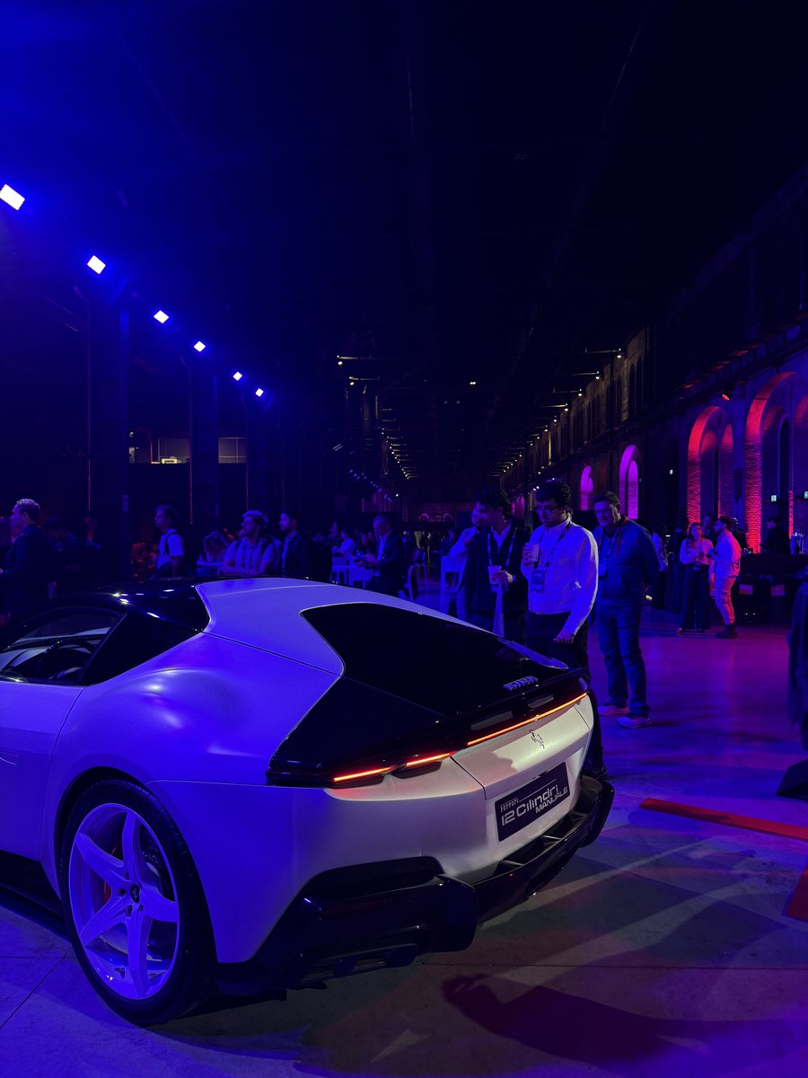 kapradarborsa's tweet photo. John Elkann’ın Ferrari’ye ne kadar bağlı olduğu konuşurken bayağı belli oluyordu.

Müşteri deneyimini görmek için Japonya’ya gitmesinden markanın geleceğine kadar her şeyi gerçekten heyecanla anlattı.

O yüzden Ferrari’yi bu kadar seven birinin Luce’ye nasıl onay verdiğini anlamıyorum. 

Elektrikli otomobile karşı değilim. Doğru yerde kullanıldığında bence çok değerli.

Ama Luce’yi canlı görünce moralim bozuldu.

Neyse ki hemen yanında bir 12Cilindri vardı. John kendini bu seferlik affettirdi.