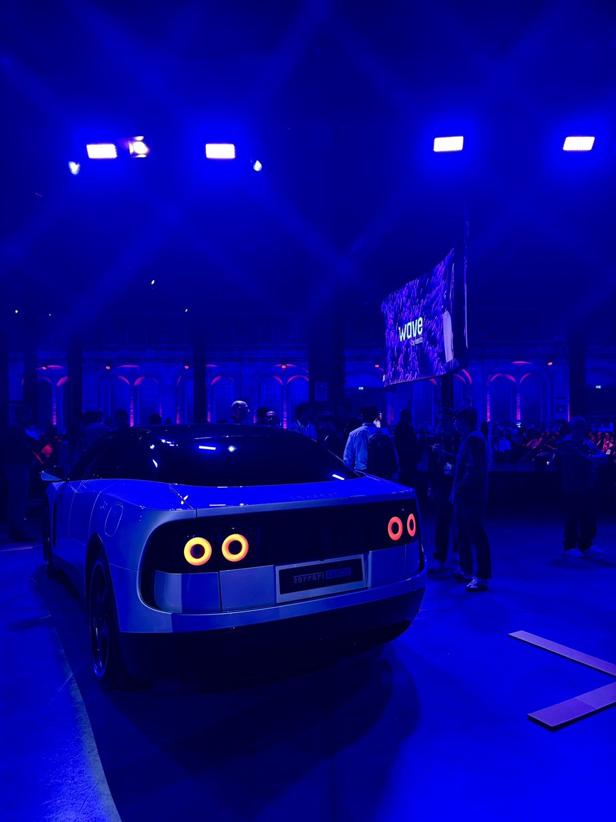kapradarborsa's tweet photo. John Elkann’ın Ferrari’ye ne kadar bağlı olduğu konuşurken bayağı belli oluyordu.

Müşteri deneyimini görmek için Japonya’ya gitmesinden markanın geleceğine kadar her şeyi gerçekten heyecanla anlattı.

O yüzden Ferrari’yi bu kadar seven birinin Luce’ye nasıl onay verdiğini anlamıyorum. 

Elektrikli otomobile karşı değilim. Doğru yerde kullanıldığında bence çok değerli.

Ama Luce’yi canlı görünce moralim bozuldu.

Neyse ki hemen yanında bir 12Cilindri vardı. John kendini bu seferlik affettirdi.