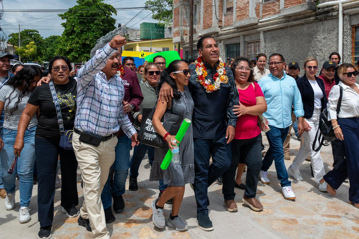 ramirezlalo_'s tweet photo. En la colonia Paso Limón inauguramos las calles El Geranio y De la Rosa. Con una inversión superior a los ocho millones de pesos, estamos transformando esta colonia y fortaleciendo la conectividad.

Es muy importante que trabajemos a favor de Tuxtla, porque es nuestra capital y necesitamos resaltar su belleza. Siempre voy a respaldar a Tuxtla con obras para que se transforme y tenga más progreso. Seguiremos impulsando proyectos y programas con sentido humano, porque sabemos que hay quienes necesitan nuestro apoyo y solidaridad porque gobernar no solo es impulsar infraestructura, sino poner en el centro de las decisiones las necesidades prioritarias de la población.