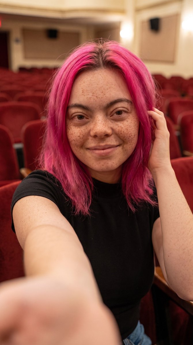 zeliecine's tweet photo. Embrasserais-tu une fille de 18 ans qui passe ses soirées à travailler dans un cinéma ? Sois honnête ❤️ https://t.co/vMCovS3m6g
