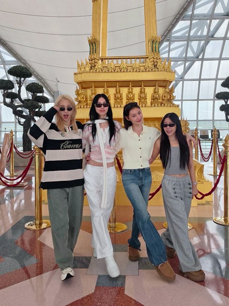 JingJingYuHome's tweet photo. 한국 팬 여러분! 저희 이제 출발해요! ✈️
저희가 준비한 행복을 듬뿍 받으실 준비되셨죠? 😘

แฟน ๆ เกาหลีจ๋า พวกเรามาแล้ว เจอเล้ย รอรับความสุขจากพวกเราได้เลยจ้า😘 

#EnemiesWithBenefitsFMinSeoul
#JanJingjing #jingjingyu https://t.co/o1hHDAlCNU
