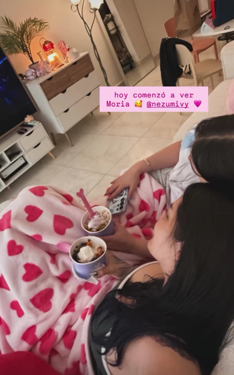 camipapurita_'s tweet photo. no es justo Capri, nos arruinaste un viernes rivari pero tu si puedes tener tu viernes de novias con Nezu 😡 https://t.co/mOFQiuFADl