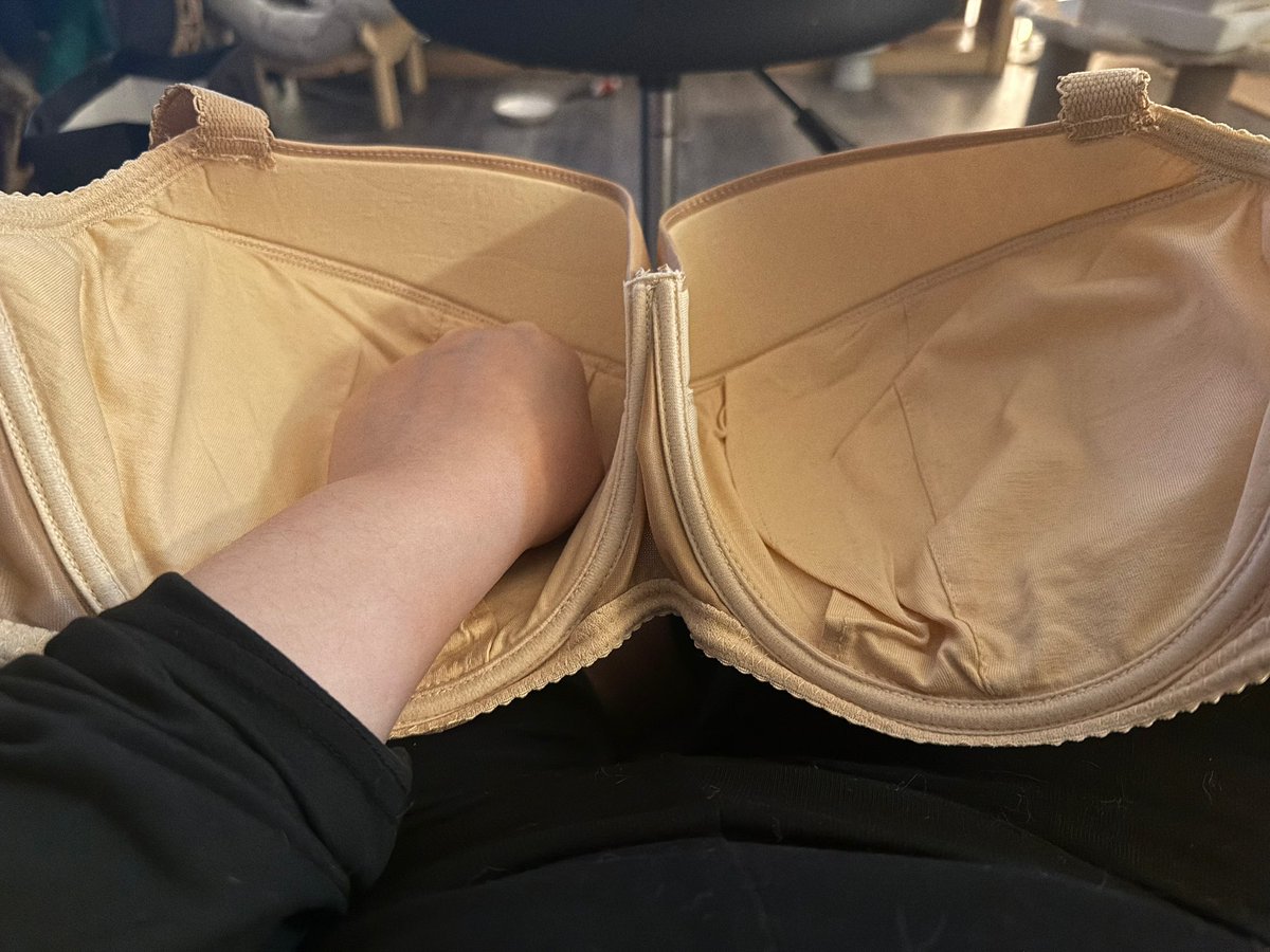 cruxxLxst's tweet photo. my new bra compared to my fist 😭 https://t.co/9h33gnD5JM