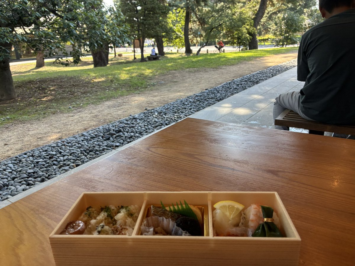 hanasaku78's tweet photo. 本日は京都御所に。売店の幕の内弁当うっま！🍱
付いてた若狭塗りのお箸はお土産に。 https://t.co/u632DGXYIr